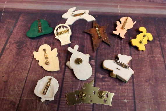 Vintage Plastic Pins, 11 Total from the 1970's & … - image 9