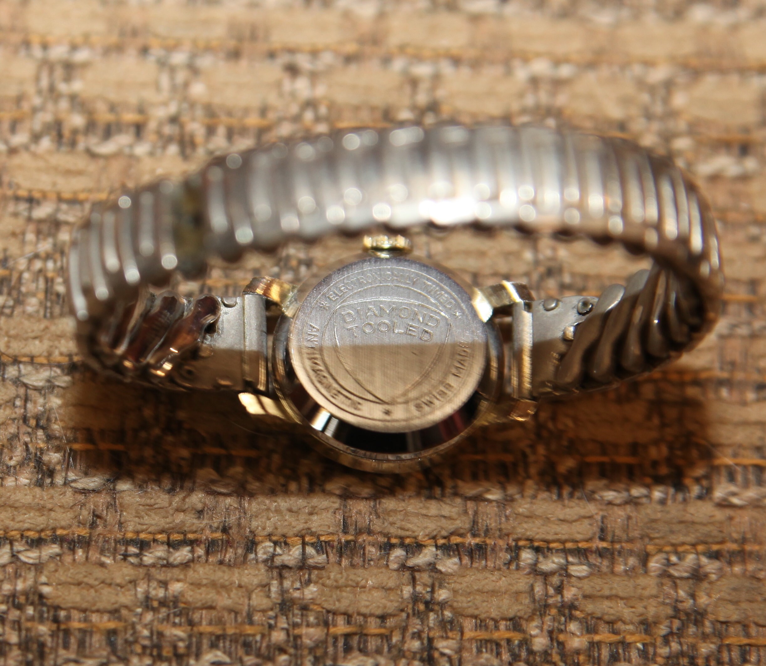 【ヴィンテージ】MOMENTS DE MODE Vintage Basis Deluxe Anti Magnet Stretch Band Wrist Watch