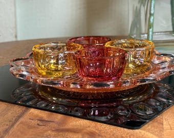 カラフルなアンティークガラス皿と4つのガラスフィンガーボウル、皿