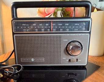 Radio portátil vintage General Electric (GE), AM/FM, funciona, años 70, B93-4-2