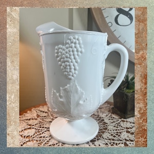 Vintage, melkglas, kan, druiven en bladeren, 10,5 inch, 32 oz, Indiana Glass, jaren 60, heeft chip B100-11-21