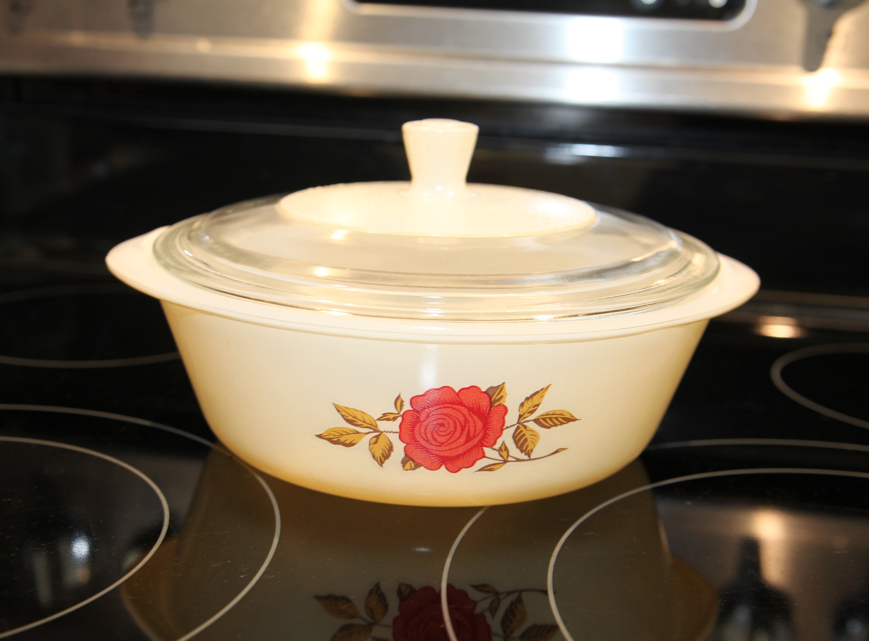 glasbake vintage blanc 2 quarts casserole dish avec couvercle en verre, rose rouge floral sur le devant, 10.5, 1950's b7-7-11