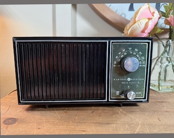1970年代ヴィンテージ、ゼネラル・エレクトリック、テーブルラジオ、AM/FM、ソリッドステート、木目調、プラスチックケース、11インチ B112-10-20