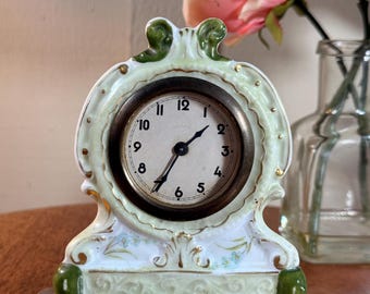 Orologio da tavolo antico in porcellana, dipinto a mano, con motivo floreale e viola del pensiero, meccanico, di fabbricazione tedesca, funzionante, 8", anni '20 B105-7-1