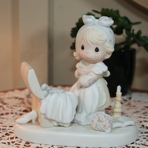 Vintage 1983 Precious Moments Precious Memories E-2828 Porcelain Figurine Enesco, 6&#39;   B84-9-15