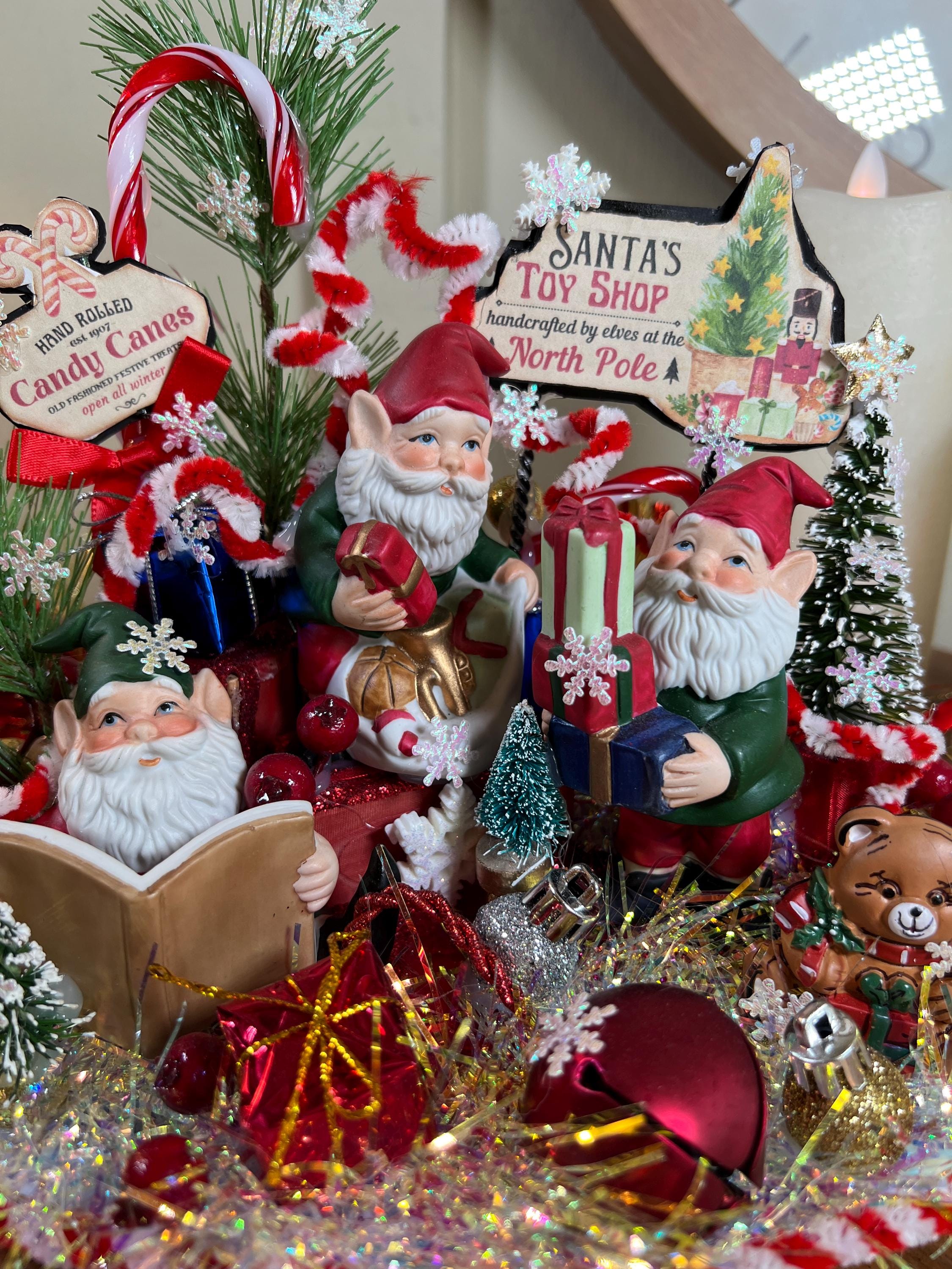 クリスマス 置物 NORTH POLE TOY SHOP Amazon.com: Santas North Pole
