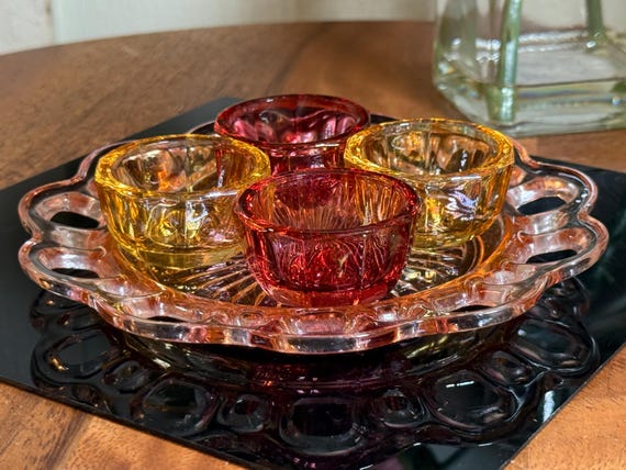 カラフルなアンティークガラス皿と4つのガラスフィンガーボウル、皿