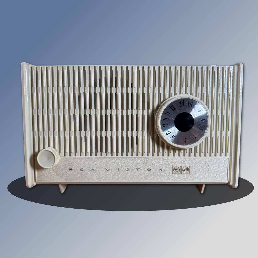 Vintage, RCA Victor, Rialty White, AM Tube Radio, Plastic Case