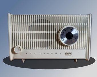 Vintage, RCA Victor, Rialty White, AM Tube Radio, Plastic Case