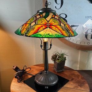 Vintage målat glas, lampa i färgat glas, fjärilsstil, Tiffany-stil, enkel ljuskälla, 43 cm stor, 1970-talets 5-19 K7/3