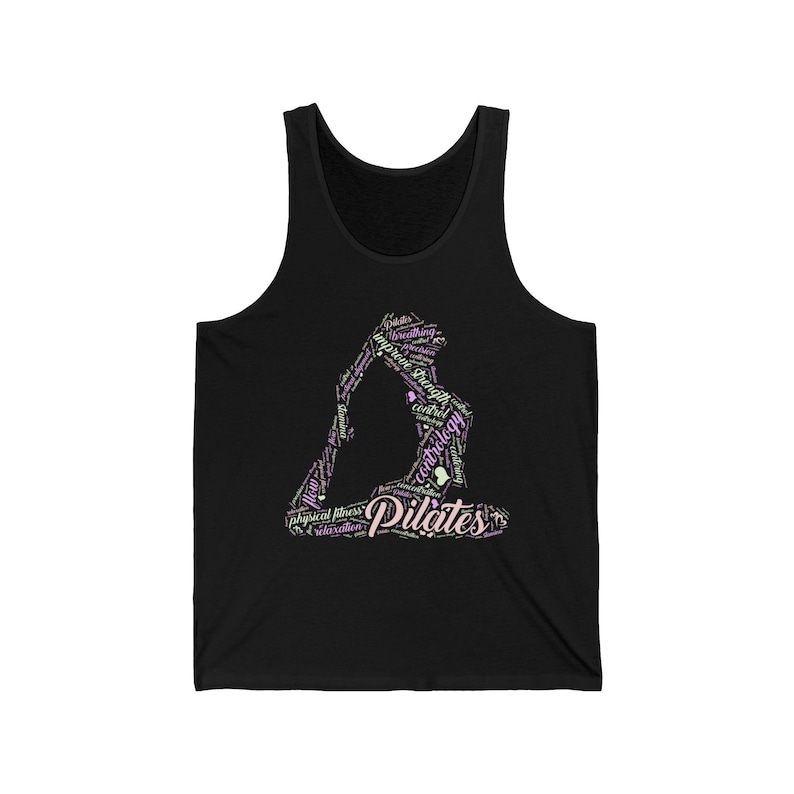 Puede incluir: Camiseta sin mangas negra con un dise&ntilde;o tem&aacute;tico de Pilates. El dise&ntilde;o es una silueta de una persona en una postura de yoga, compuesta por palabras como "Pilates", "respiraci&oacute;n" y "fuerza" en tonos rosas y verdes. La camiseta sin mangas es de material suave.