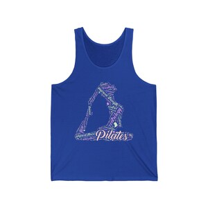 Puede incluir: Una camiseta sin mangas azul real con un dise&ntilde;o tem&aacute;tico de Pilates. El dise&ntilde;o es una silueta de una persona en una postura de yoga, compuesta por palabras como "Pilates", "Mejorar la fuerza" y "Control" en blanco y morado.