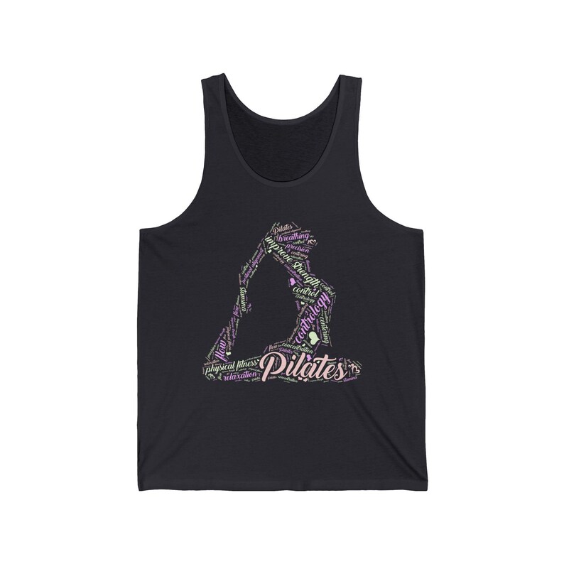 Puede incluir: Camiseta sin mangas negra con un dise&ntilde;o tem&aacute;tico de Pilates. El gr&aacute;fico representa una figura en una postura de yoga, formada por palabras como "Pilates", "fuerza" y "control" en rosa y blanco. La camiseta sin mangas est&aacute; hecha de un material suave y c&oacute;modo.