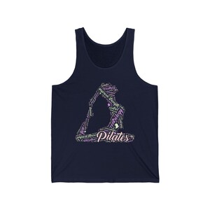 Puede incluir: Camiseta sin mangas azul marino con un dise&ntilde;o tem&aacute;tico de Pilates. El dise&ntilde;o incluye una silueta de una persona en una postura de yoga, compuesta por palabras como "Pilates", "fuerza" y "control" en blanco y rosa.