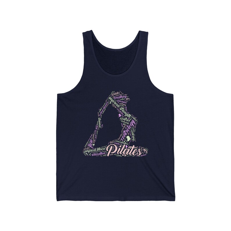 Puede incluir: Camiseta sin mangas azul marino con un dise&ntilde;o tem&aacute;tico de Pilates. El dise&ntilde;o incluye una silueta de una persona en una postura de yoga, compuesta por palabras como "Pilates", "fuerza" y "control" en blanco y rosa.