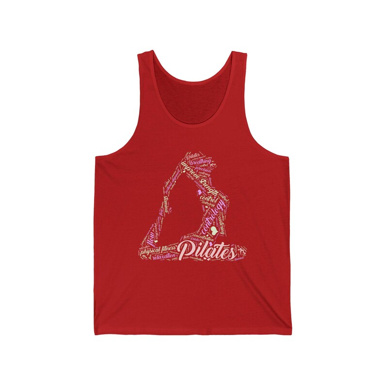 Puede incluir: Camiseta sin mangas roja con un dise&ntilde;o tem&aacute;tico de Pilates. El gr&aacute;fico, en tonos rosas y blancos, representa a una persona en una postura de yoga, compuesto por palabras como "Pilates", "fuerza" y "control".