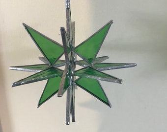 Adorno de estrella 3D verde de vidriera de 18 puntas, 5 "x 5"