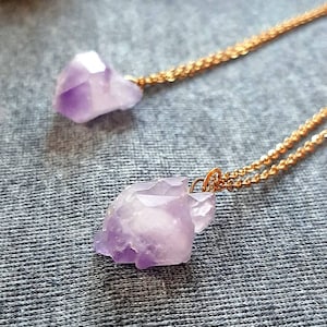 RHEA ネックレス / アメジスト / ゴールドまたはシルバー / 繊細なクリスタルペンダント / かわいい / ネックレス / クリスタル / 2 月の誕生石 / ギフト / 宝石