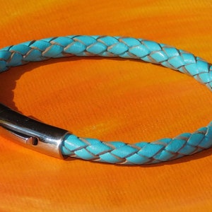 Heren- / damesarmband van 5 mm turkoois gevlochten leer en roestvrijstalen armband van Lyme Bay Art.