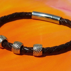 Herren / Damen 5mm Braun geflochtenes Leder & Edelstahl Verschluss Armband von Der Bay Bay Art.