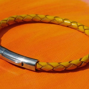 Heren- / damesarmband van 4 mm geel gevlochten leer en roestvrijstalen armband van Lyme Bay Art.