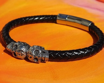 6 mm zwart gevlochten leer en roestvrijstalen dubbele schedelarmband van Lyme Bay Art.