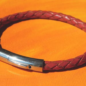 Heren- / damesarmband van 5 mm rood gevlochten leer en roestvrijstalen armband van Lyme Bay Art.