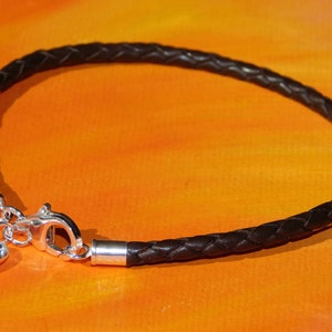 Damen 3mm dunkelbraun geflochtenes Leder & Sterling Silber Herz Charm Armband von Lyme Bay Art.