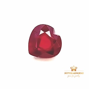 Puede incluir: Una piedra preciosa de rubí en forma de corazón con un color rojo intenso. La piedra preciosa está facetada y tiene un alto pulido.