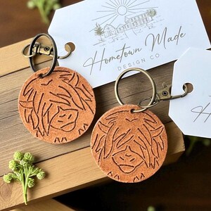 Highland cow keychain, cow keychain, farm keychain, ranch keychain, highland cow Accessory,  highland cow gift, round keychain, simple, boho