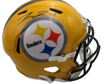 Könnte beinhalten: Ein gelber und schwarzer Footballhelm mit einem Pittsburgh Steelers Logo und einer Unterschrift auf der Seite. Der Helm hat ein schwarzes Gesichtsgitter.