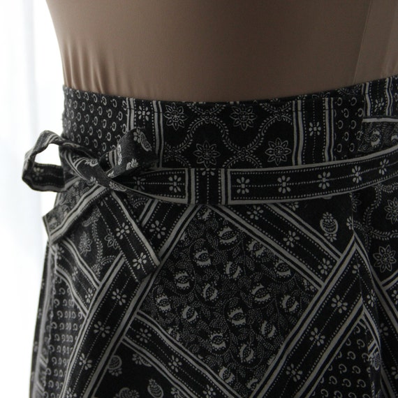 70s Vtg Wrap Skirt Black Paisley Bandana 2 XS Wom… - image 6