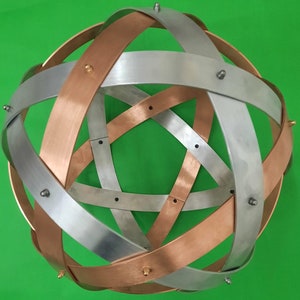 Genesa Pentasfera Mix in Copper and Aluminum, 32 cm in diameter, bands 30 mm wide, symmetrically intertwined and fixed with gray blind nuts