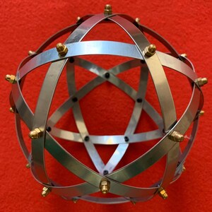 Genesa Penta in polished stainless steel, 10 mm wide bands, fastening with brass dice