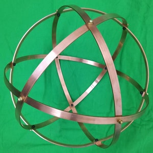 Genesa Crystal in copper, 25 cm diameter, 10 mm wide bands symmetrically intertwined and fixed with brass blind nuts