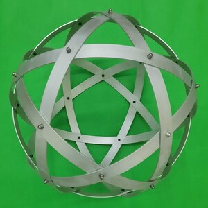 Genesa Pentasphere 32 cm in diameter, in satin aluminum, bands 20 mm wide symmetrically intertwined and fixed with gray blind nuts