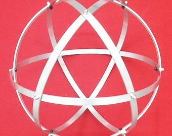 Genesa Crystal in Polished Natural Aluminium, 25 cm diameter with 10 mm wide bands, symmetrical braided fastened grey blind nuts