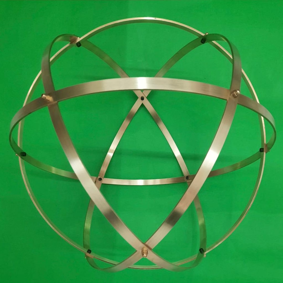 Genesa Crystal in Brass, 32 Cm in Diameter, 10 Mm Wide Bands Symmetrically  Woven and Fastened With Brass Blind Nuts 