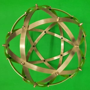 Genesa Brass Pentasphere, 21 cm in diameter, 10 mm arghe bands, symmetrically intertwined and fastened with brass blind nuts