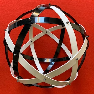 Genesa Pentasphere mix: half painted black and half biaco, 20 mm wide bands and fasteners with gray blind dice