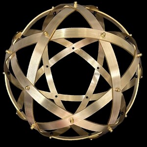 Pentasphère genesa en laiton, bandes de 25 cm de diamètre, 15 mm de largeur, entrelacées symétriquement et fixées avec des écrous aveugles en laiton