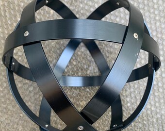 Genesa Crystal anodized aluminum, 21 cm in diameter, bands 20 mm wide, symmetrically woven and fixed with rivets