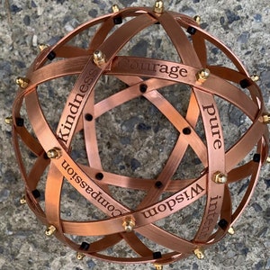 Genesa Pentasfera z miedzi o średnicy 16 cm, obrączki o szerokości 10 mm, mocowania nakrętkami mosiężnymi i z grawerunkiem personalizowanym