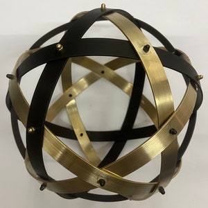 Genesa Pentasphere in brass and anodized aluminium, 25 cm in diameter, bands 20 mm wide, symmetrically intertwined