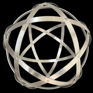 Genesa Natural Pentasphere en Aluminium Brossé de 32 cm de diamètre avec des bandes symétriques entrelacées de 15 mm fixées avec des rivets en aluminium