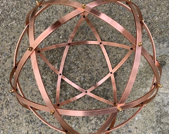 Genesa Pentasfera in rame, 32cm di diametro con fasce larghe 10mm e fissate con dadi ciechi in ottone
