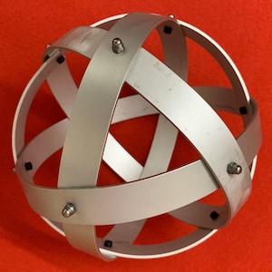 Genesa Crystal in satin aluminum, 16 cm in diameter, 20 mm bands, fastening with gray blind dice