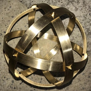 Genesa Crystal brass, 21 cm diameter, 15 mm wide bands and brass nut fixing