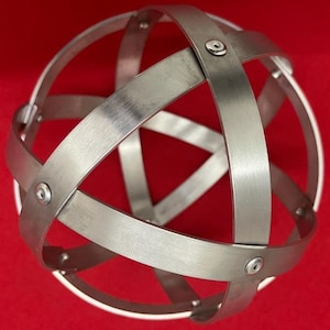 Genesa Crystal Brushed Natural Aluminium 16 cm de diamètre avec des bandes de 15 mm de large et fixé avec des rivets en aluminium