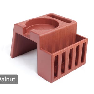 Puede incluir: Organizador de estaci&oacute;n de caf&eacute; de madera color nogal con un soporte redondo, una ranura y un compartimento rectangular con ranuras verticales. La palabra "Walnut" est&aacute; en un recuadro gris.